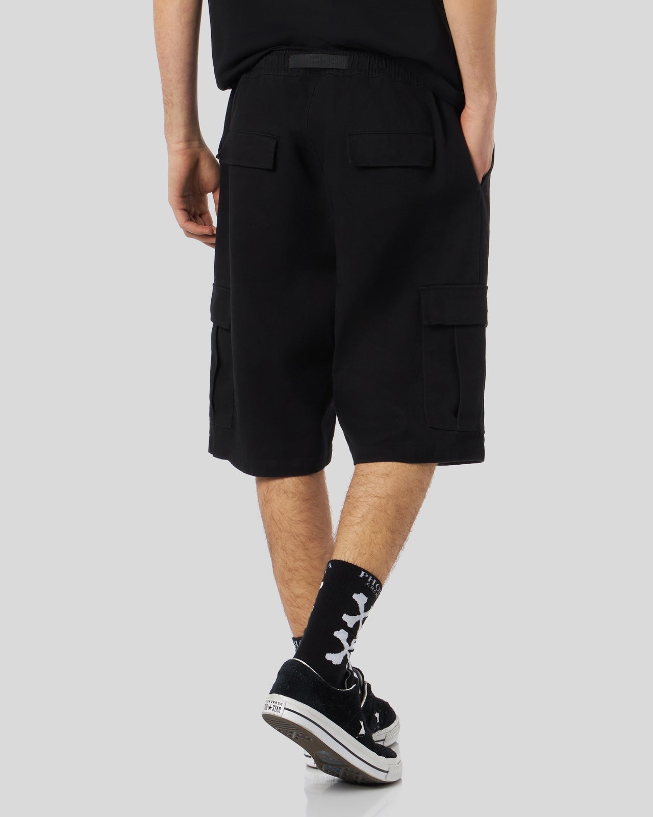 BLACK CARGO SHORTS WITH METAL LABEL