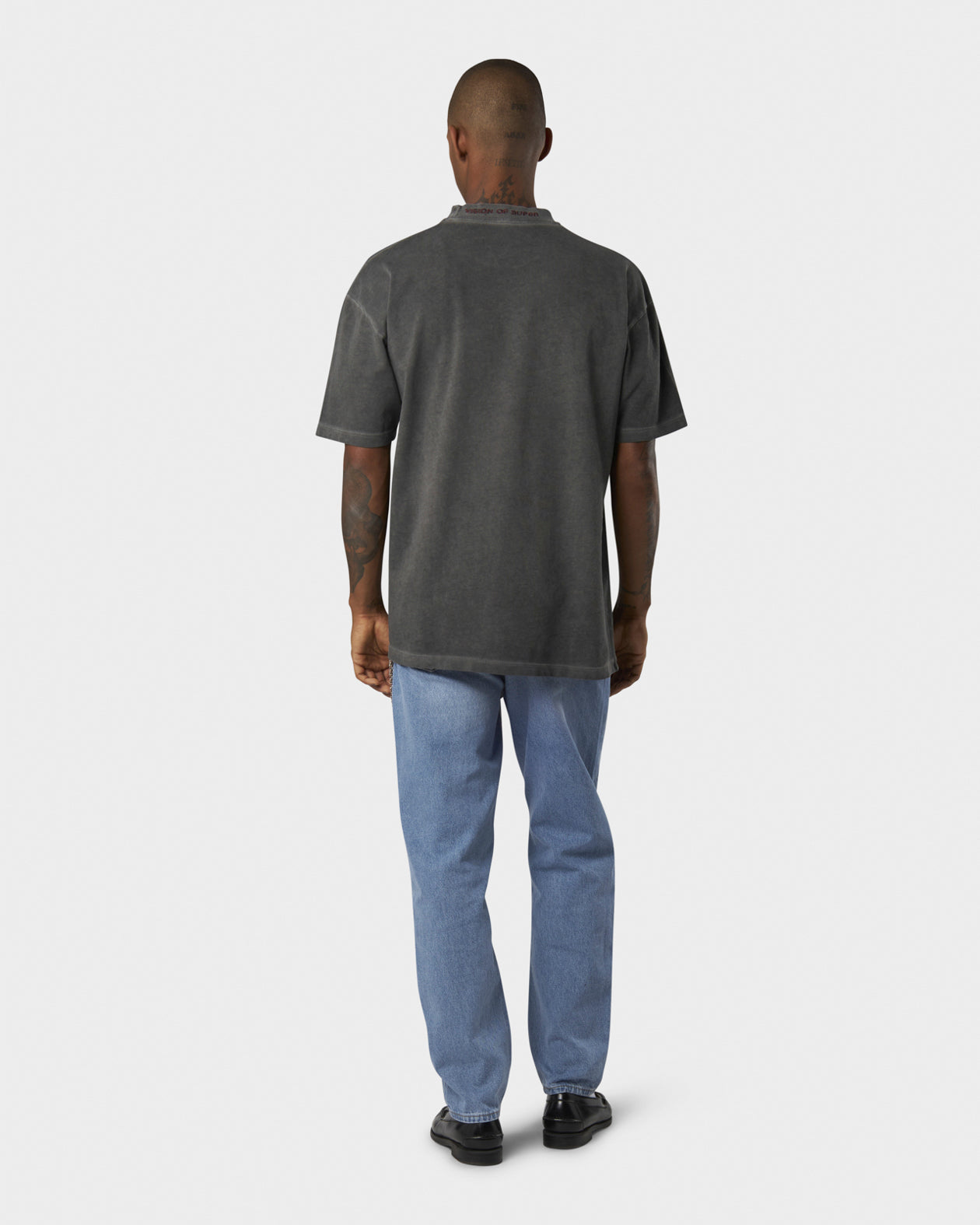 COLD WASH T-SHIRT WITH FREEDOM PRINT ON FRONT AND METAL LABEL