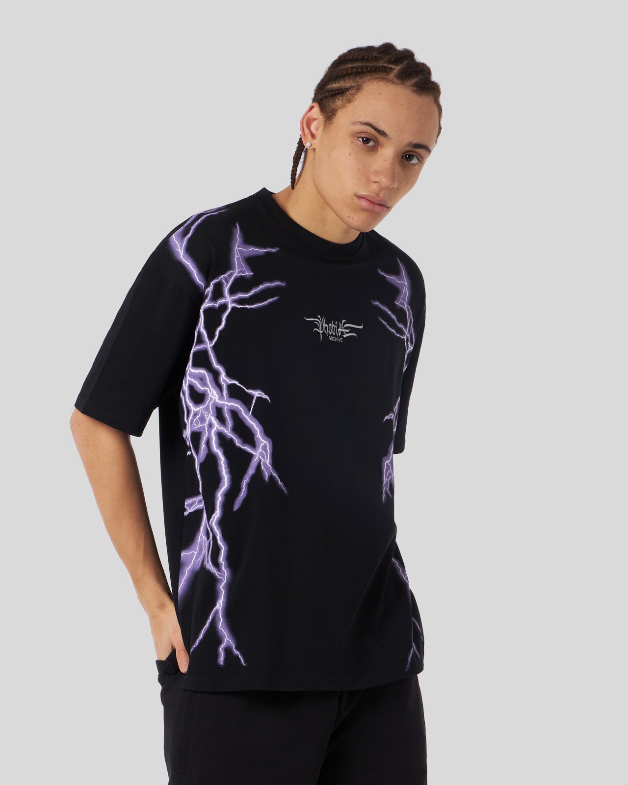 BLACK T-SHIRT WITH LATERAL PURPLE LIGHTNING PRINT AND EMBROIDERY GOTIC LOGO