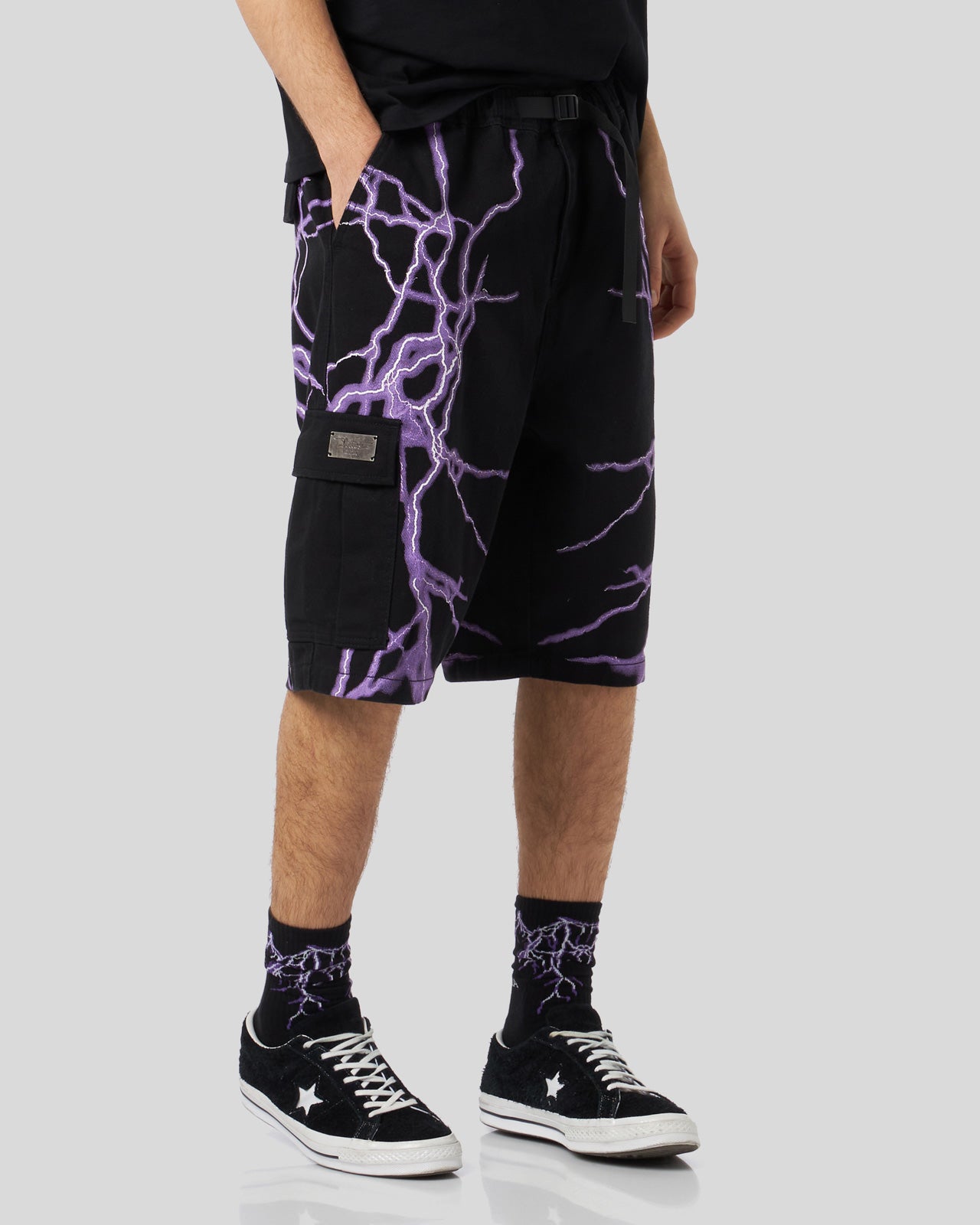 BLACK CARGO SHORTS WITH LATERAL PURPLE LIGHTNING