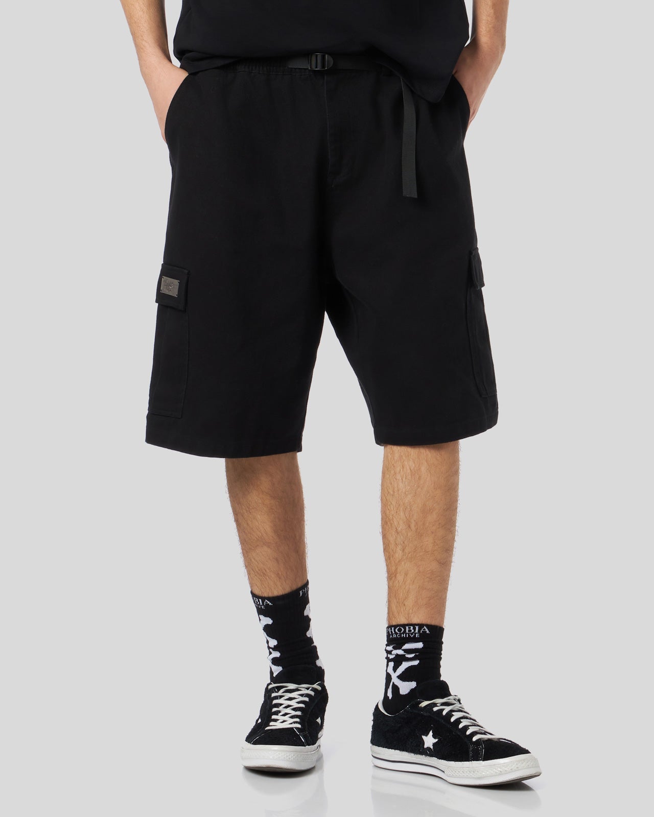 BLACK CARGO SHORTS WITH METAL LABEL