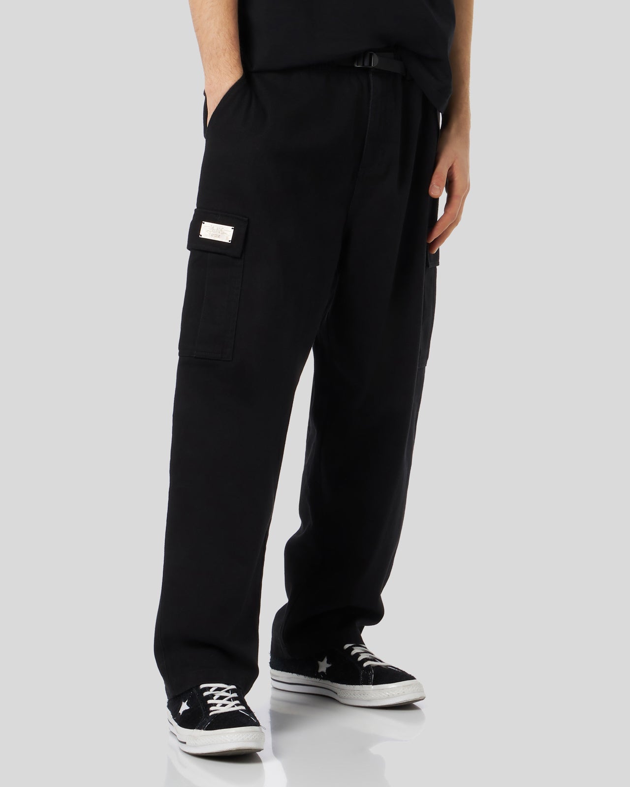 BLACK CARGO PANTS WITH METAL LABEL