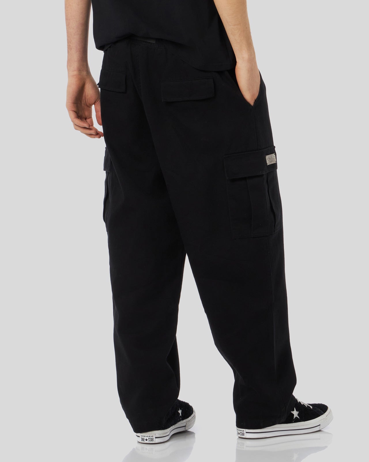 BLACK CARGO PANTS WITH METAL LABEL