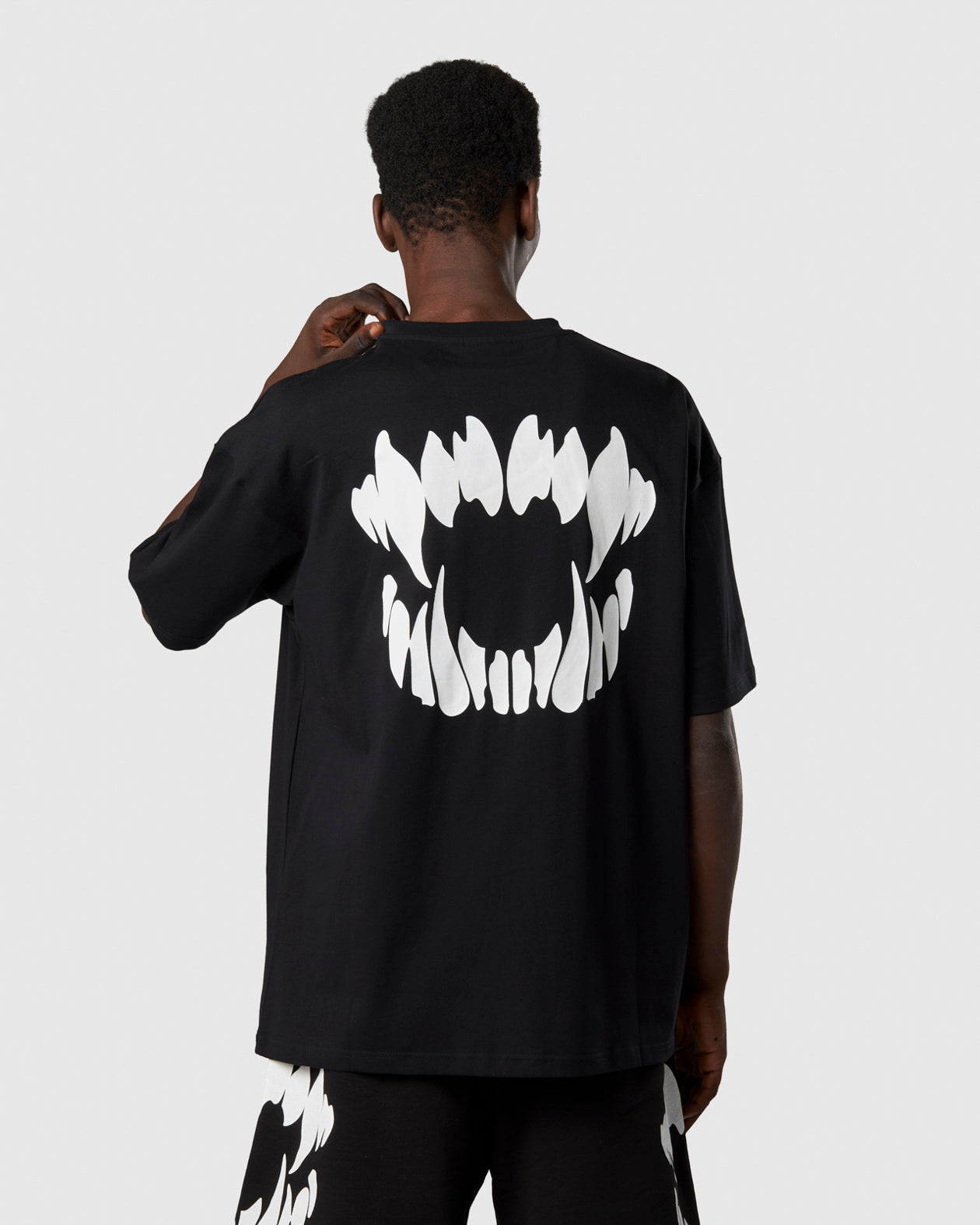 BLACK T-SHIRT WITH WHITE MOUTH PRINT