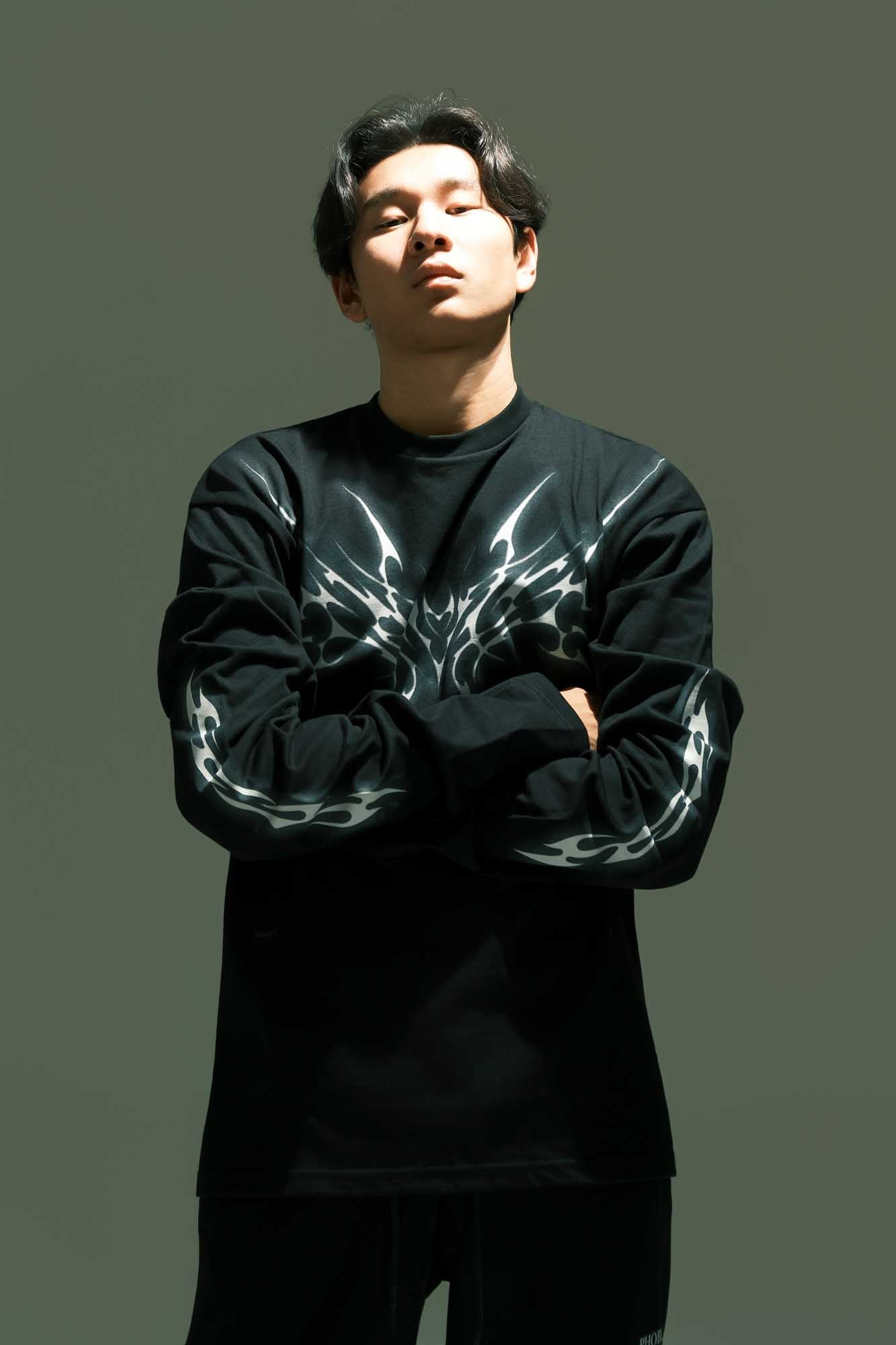 BLACK TEE LONGSLIVE WITH GREY TRIBAL