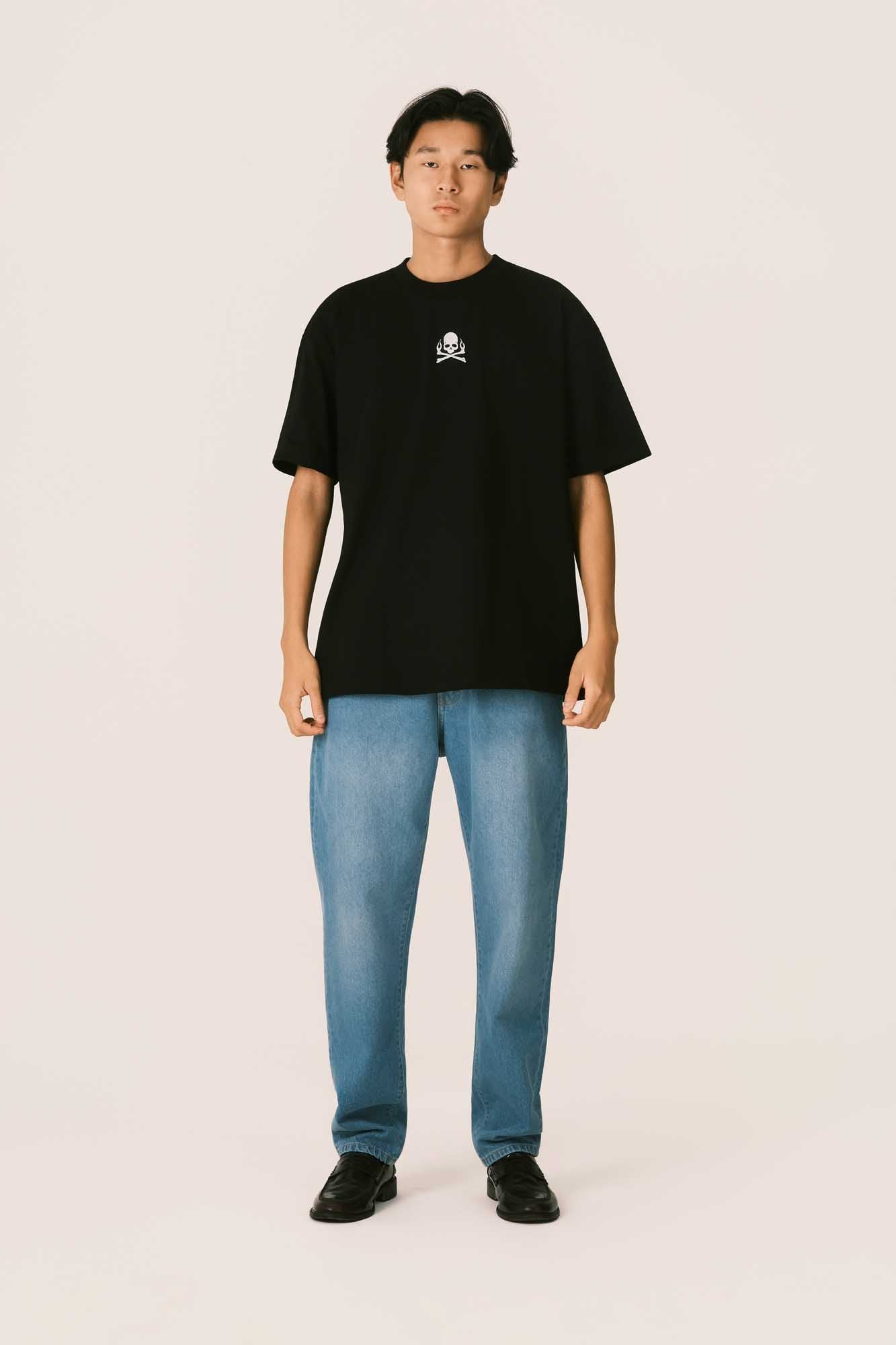 BLACK TEE WITH EMBROIDERED SKULL