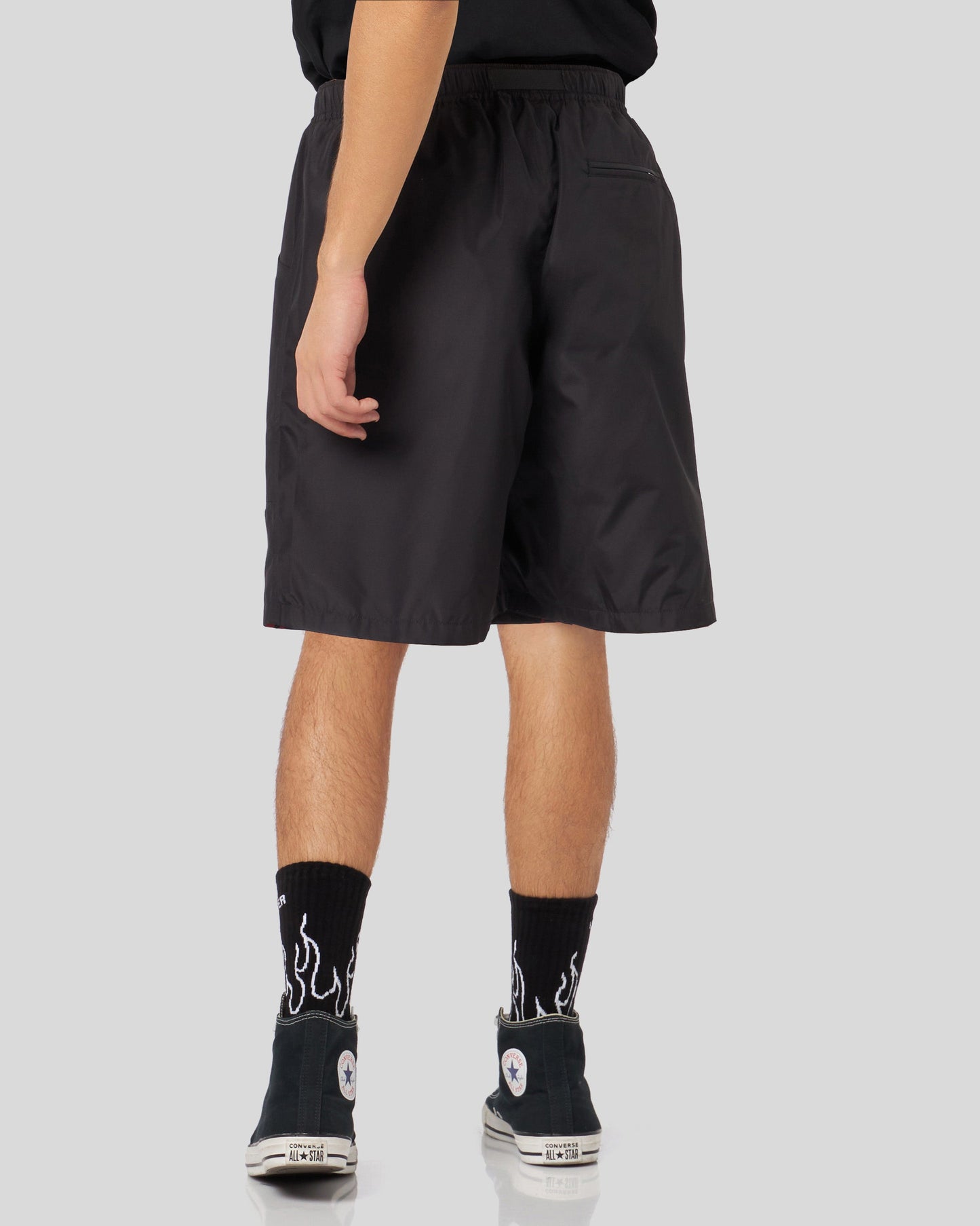 BLACK CARGO SHORTS WITH TRIBAL FLAMES AND LOGO PRINT