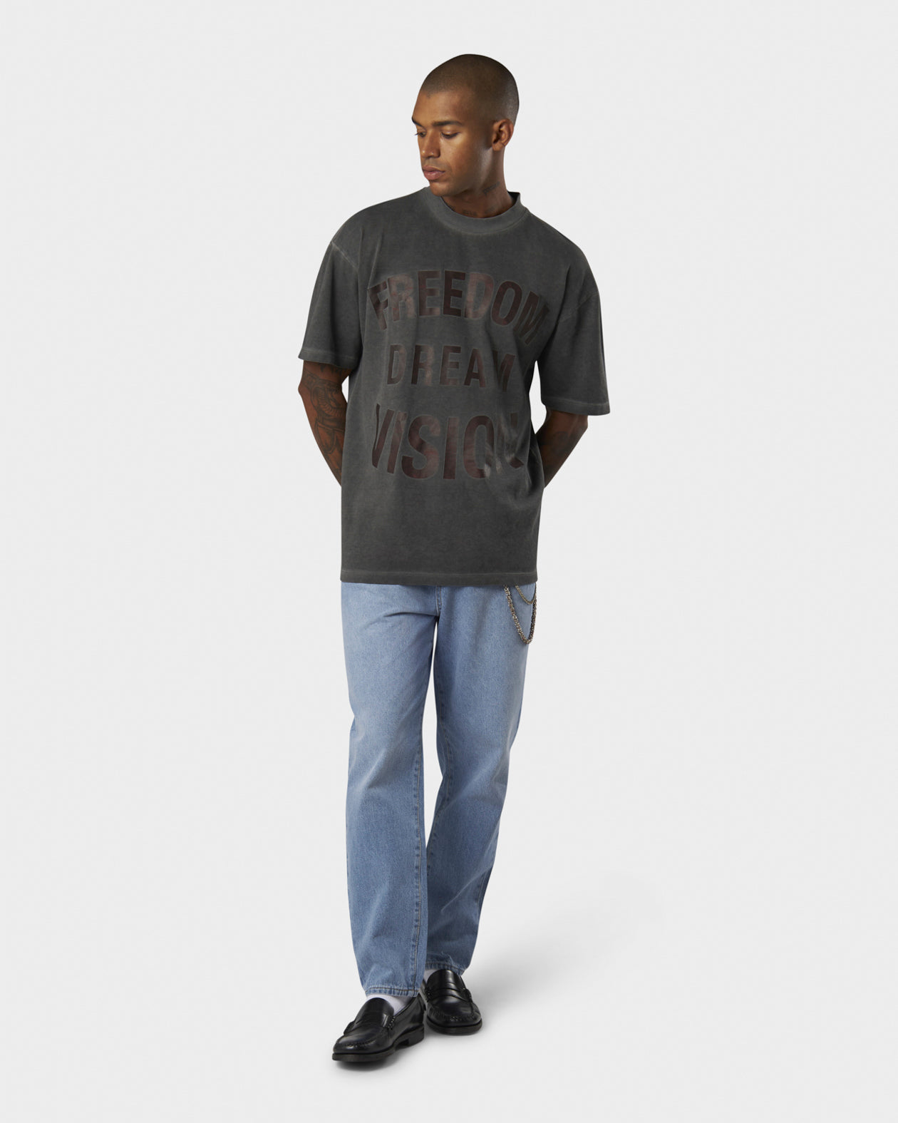 COLD WASH T-SHIRT WITH FREEDOM PRINT ON FRONT AND METAL LABEL